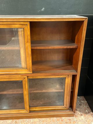 Vitrina de madera y cristal