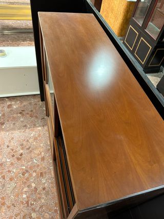 Vitrina de madera y cristal