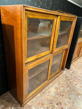 Vitrina de madera y cristal