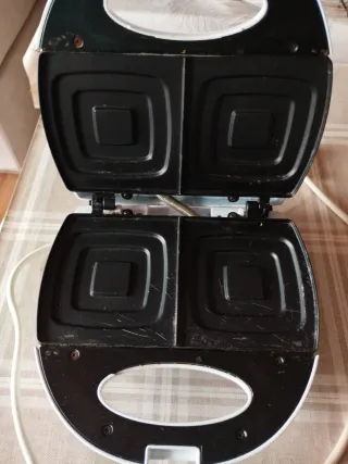 Sandwichera Taurus Phoenix y bandeja de regalo