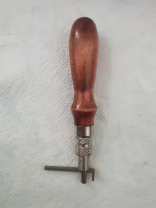 Herramienta de cuero con mango de madera