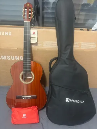 Guitarra Vangoa nueva con afinador