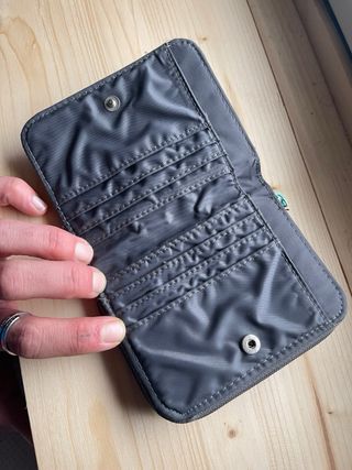 Cartera Dakine mujer gris y azul.