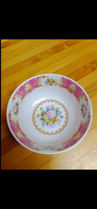 Ciotola con fiori rosa e bianchi