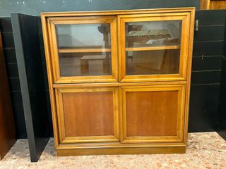 Vitrina de madera y cristal
