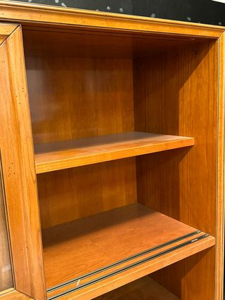 Vitrina de madera y cristal