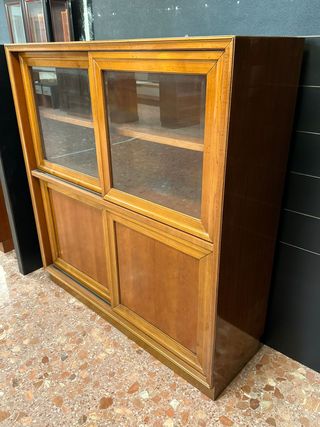 Vitrina de madera y cristal