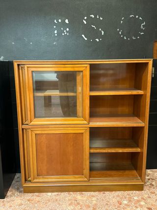 Vitrina de madera y cristal