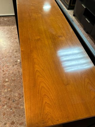 Vitrina de madera y cristal