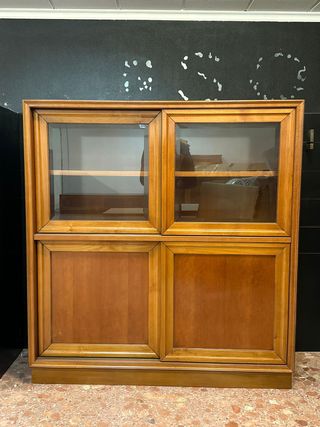 Vitrina de madera y cristal