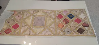 Mesa baja blanca salón con cristal y ruedas