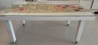 Mesa baja blanca salón con cristal y ruedas