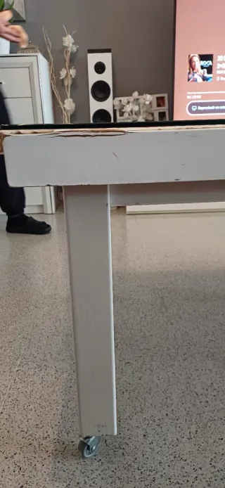 Mesa baja blanca salón con cristal y ruedas