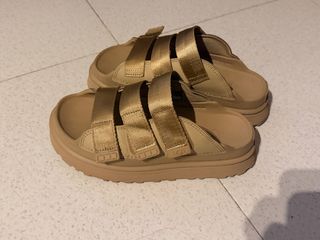 Sandalias UGG Beige y Doradas