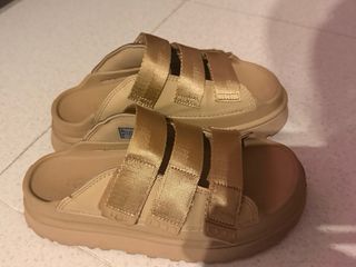 Sandalias UGG Beige y Doradas