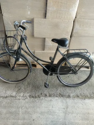 Bicicleta Clásica Negra con Cesta