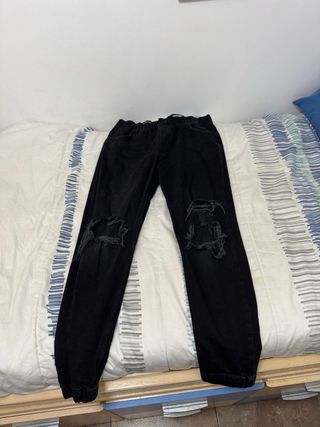 Pantalones negros rotos