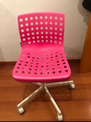 Silla de escritorio rosa con ruedas