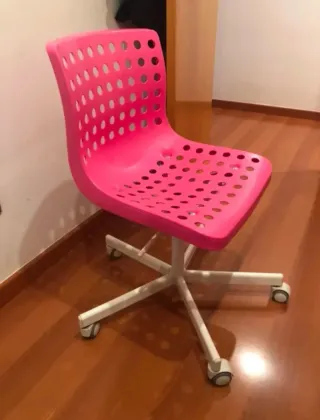 Silla de escritorio rosa con ruedas
