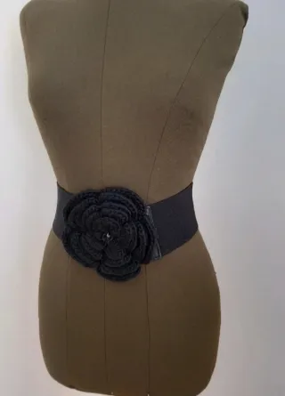 Cinturón elástico con flor de punto