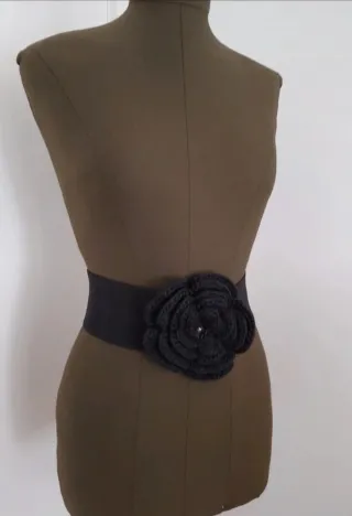 Cinturón elástico con flor de punto