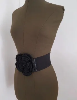 Cinturón elástico con flor de punto