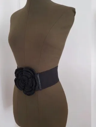 Cinturón elástico con flor de punto
