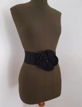 Cinturón elástico con flor de punto