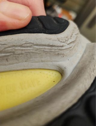 Zapatillas Mizuno Wave Ultima negras y amarillas