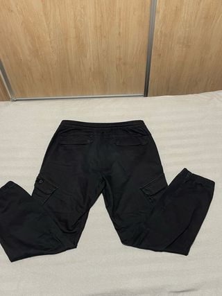 Pantalón cargo negro PULL&BEAR