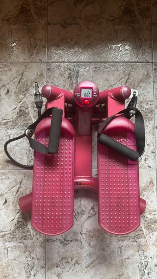 Máquina de step rosa con bandas de resistencia