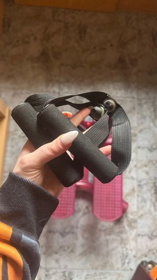 Máquina de step rosa con bandas de resistencia