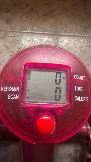 Máquina de step rosa con bandas de resistencia