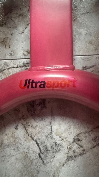 Máquina de step rosa con bandas de resistencia