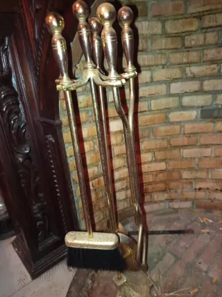 Conjunto de chimenea metal dorado y madera