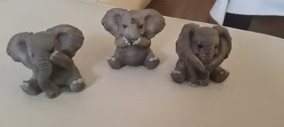3 figuras de elefantes pequeños