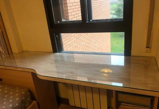 Escritorio madera y cristal con estanterías