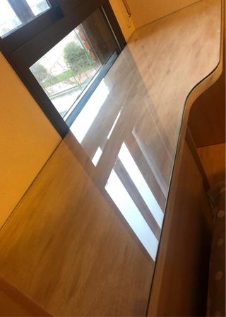 Escritorio madera y cristal con estanterías
