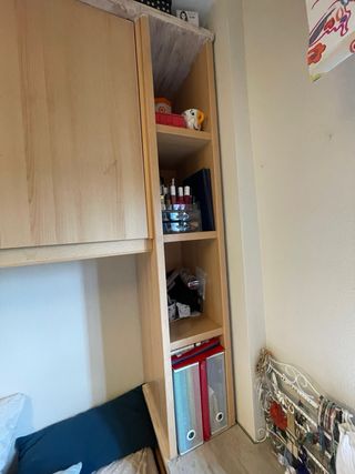 Escritorio madera y cristal con estanterías