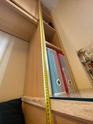 Escritorio madera y cristal con estanterías