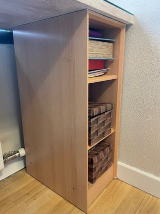 Escritorio madera y cristal con estanterías