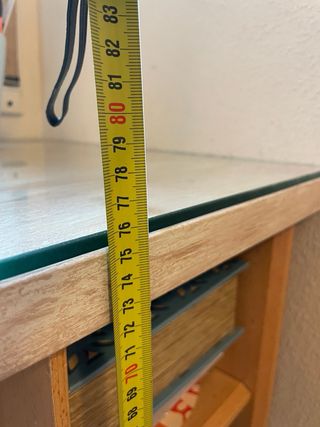 Escritorio madera y cristal con estanterías