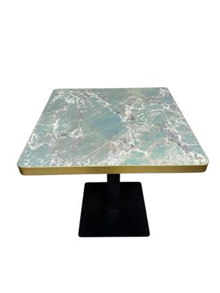 Mesa efecto mármol verde agua con borde dorado