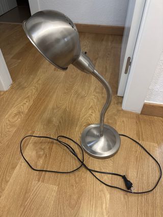 Flexo de metal plateado Ikea