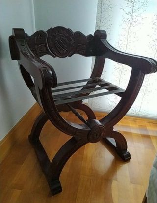 Sillón de madera tallada estilo antiguo