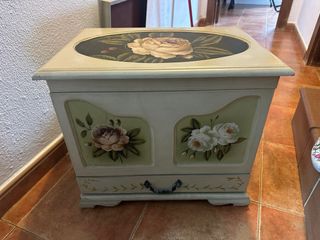 Mueble de madera pintado a mano