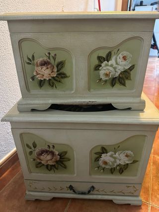 Mueble de madera pintado a mano