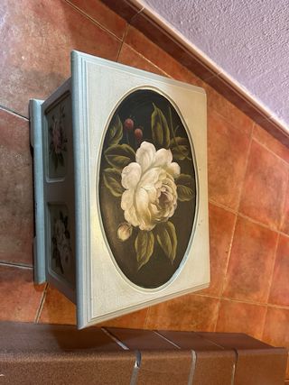 Mueble de madera pintado a mano