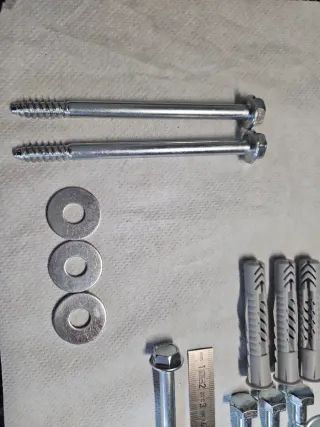 Tornillos tacos y arandelas.