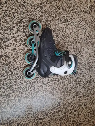 Patines en línea negros y turquesa